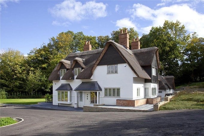 New build with thatched roof and heated pool, Sevenoaks: photo 2